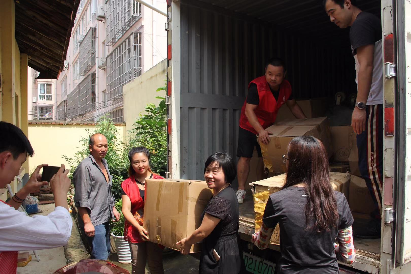 情满人世 爱心无限-尊龙凯时人生就是搏科技走进丹凤慰问贫困户