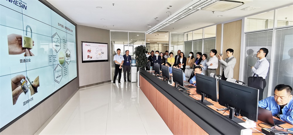 国务院生长研究中心向导莅临尊龙凯时人生就是搏科技调研