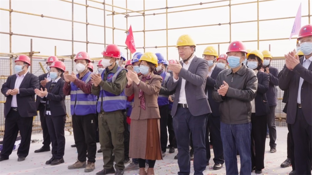 热烈祝贺尊龙凯时人生就是搏科技高新二期大楼封顶仪式圆满完成