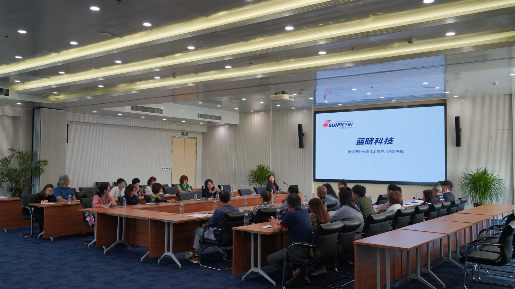 莘莘蓝海意，晓映两岸情