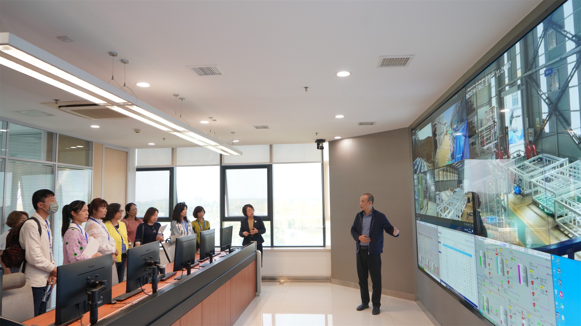 莘莘蓝海意，晓映两岸情