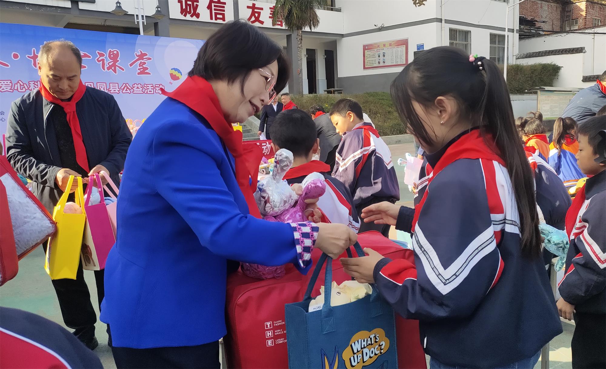 尊龙凯时人生就是搏科技·博士课堂 关爱墟落儿童爱心科普进校园公益活动圆满完成