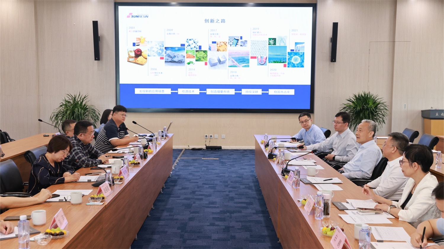 四川大学校长汪劲松一行莅临尊龙凯时人生就是搏科技旅行交流